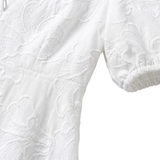 Korte Jurk met Broderie, V-Hals en Pofmouwen