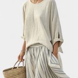 Aurora – Comfortabele Blouse en Gestreepte Midirok