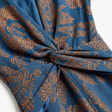 Maxi-Jurk met V-Hals, Barokprint en Knoopdetail aan de Voorkant