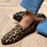 Adrianna - Opvallende loafer met luipaardprint
