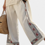 Tiziana – Essentiële Blouse met Broderie en Wijde Broek
